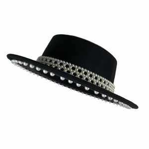Elegante sombrero de fieltro negro con parte superior plana y adorno de perlas en el ala