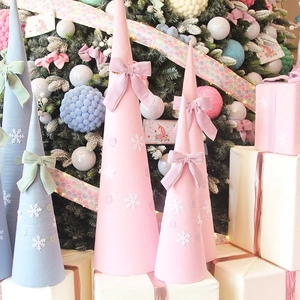 Sapins de Noël coniques en velours rose et bleu avec motifs neige et nœuds décoratifs