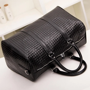 Grand sac de voyage tissé noir avec poignées et texture lisse pour voyages d'affaires