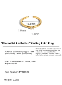 Dettaglio dell'anello in rame placcato oro con zircone rotondo e fascia regolabile