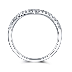 Macro shot of the S925 silver V-shaped ring featuring sparkling moissanite stones