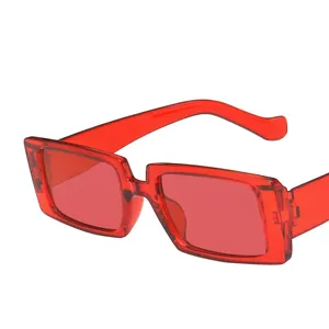 Retro rectangle sunglasses in transparent red with wide temples for fashion eyewear