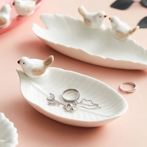 Nordic leaf-shaped ceramic jewelry tray with bird detail for rings and necklaces