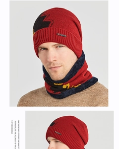 Detailansicht von Strickmütze und Schal Set mit warmem Fleecefutter und Logo-Applikation