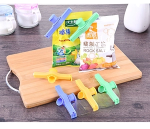 Kitchen food bag sealer clip with discharge nozzle for spices and cereal storage