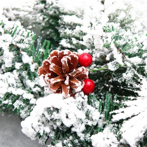 Guirlande de Noël 2,7m avec pommes de pin, baies rouges et aiguilles de pin enneigées