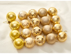 Detail of 6cm champagne gold Christmas balls with glitter, matte and geometric textures