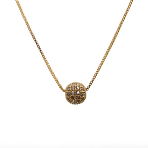 Élégant collier doré avec un pendentif boule en zircon micro-pave sur une chaîne fine