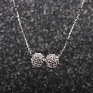 Collier argenté avec deux pendentifs sphériques pavés de zircone sur une chaîne box
