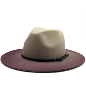 Chapeau fedora bicolore en feutre de laine beige et bordeaux avec ceinture en cuir déco
