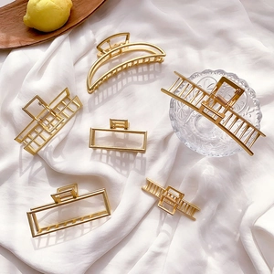 Large Metal Hair Claw Clips Alloy Geometric Hollow Shark Clips For Women Elegant Minimalist Non Slip Hairpins Accessory