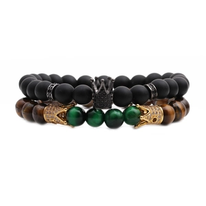 Herren Perlenarmband-Set mit Krone, Tigerauge und schwarzen matten Steinen auf weißem Grund