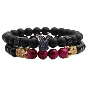 Makro-Detail von Kronen-Perlenarmbändern mit Tigerauge und matten Onyx-Perlen