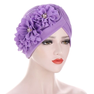 Turbant plissé violet pour femmes avec deux fleurs en tissu ornées de perles et de strass