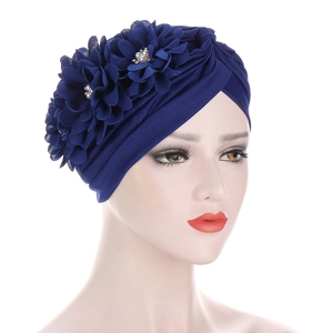 Détail du bonnet turban bleu marine avec fleurs 3D, perles et strass brillants