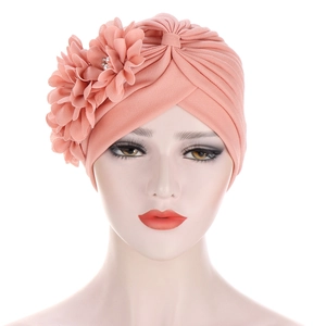 Turbans plissés roses pour femmes avec fleurs décoratives et perles élégantes