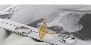 Detail von S925 Silber Ring-Set mit Vintage-Gravur und funkelnden Zirkonia-Steinen