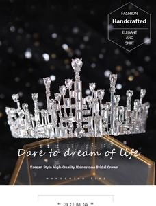 Détail d'une couronne de mariée de luxe avec des strass étincelants sur support verre