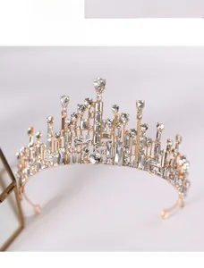 Gros plan détaillé des montures en cristal et de l'alliage doré de la couronne de mariée