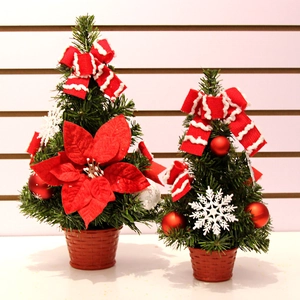 Mini alberi di Natale da tavolo con fiocchi rossi, stelle di Natale e fiocchi di neve