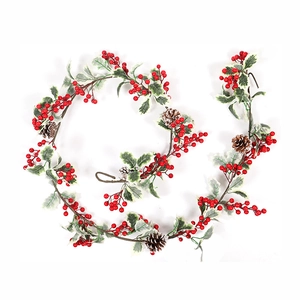 Détail d'une guirlande de Noël avec baies rouges, feuilles givrées et pommes de pin enneigées