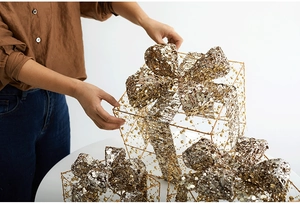 Dettaglio della scatola regalo di Natale in ferro dorato con paillettes e perline