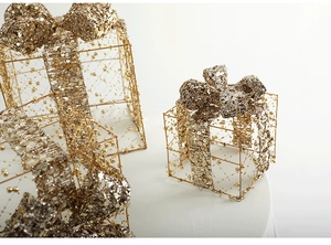 Dettaglio di scatole regalo di Natale in oro con cornici metalliche e glitter dorati