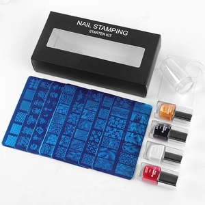 Makro-Detail des Nagel-Stamping-Startersets mit Lack, Platten, Stempel und Schaber