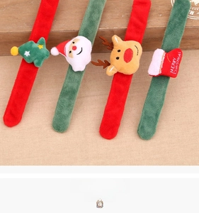 Dettaglio dei braccialetti a scatto natalizi in peluche con Babbo Natale e renna