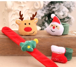 Primo piano di quattro braccialetti a scatto natalizi in peluche con Babbo Natale