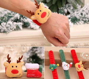 Dettaglio di braccialetti natalizi in peluche con motivi di renna e Babbo Natale