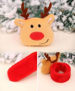 Dettaglio del bracciale natalizio a scatto con renna in peluche e corna rosse