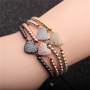 Set mit vier 4mm Perlenarmbändern und Zirkonia-Herzanhängern in Gold, Silber und Roségold