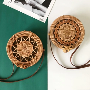Borsa rotonda in rattan di Bali fatta a mano con motivi intrecciati e tracolla marrone da spiaggia