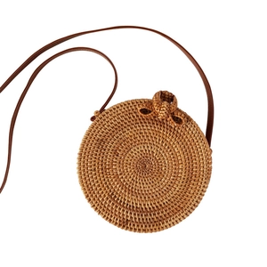 Borsa a tracolla rotonda in rattan di Bali fatta a mano con cinturino in pelle marrone