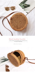 Dettaglio borsa rotonda in rattan con chiusura in pelle, diametro 20cm e fodera marrone