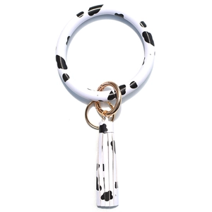Modieuze koeienprint PU leer cirkel sleutelhanger met kwast armband, stijlvol accessoire voor tas.