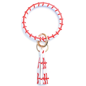 Details van de ronde PU lederen sleutelhanger met honkbalmotief in wit en rood met kwastje.