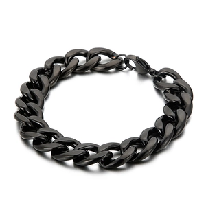 Dettaglio del bracciale a catena cubana in acciaio inossidabile nero con moschettone