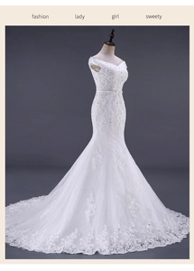 Squisito ricamo in pizzo floreale e paillettes luccicanti su abito da sposa a sirena bianco