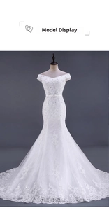 Dettaglio dell'abito da sposa a sirena bianco con ricami in pizzo e uno strascico lungo