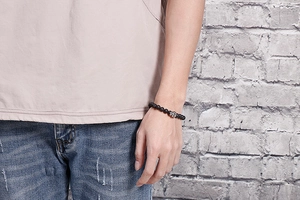 Bracelet punk pour hommes avec perles volcaniques noires mates et détail de crâne en métal