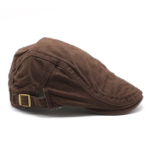 Dettaglio cappello in cotone marrone con fibbia in ottone e cuciture rinforzate