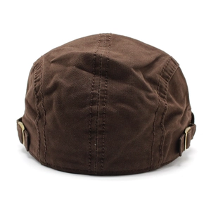 Dettaglio del cappello in cotone che mostra la fibbia di regolazione in metallo bronzo