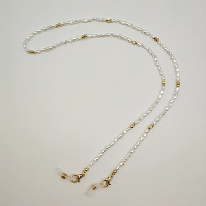 Detailansicht der handgefertigten Perlenkette mit Goldperlen für Brillen und Masken.