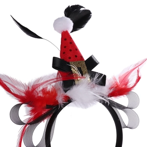 Détail du serre-tête chapeau de Noël à paillettes avec plumes, dentelle et nœud en filet