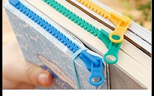 Close-up van creatieve ritsvormige bladwijzers in blauwe, groene en gele plastic kleuren