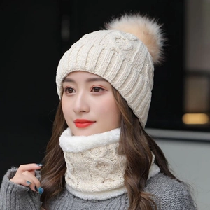 Set invernale con berretto in maglia e sciarpa con pompon e fodera in pile beige