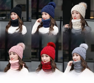 Dettaglio del set cappello e sciarpa in ciniglia in sei colori con pom pon morbidi