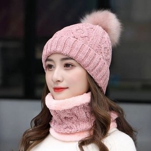 Dettaglio del set cappello in maglia rosa e scaldacollo con morbida fodera in pile